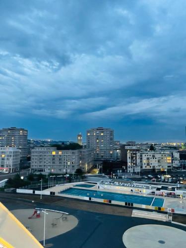 Cette chambre offre une vue sur la ville et dispose d'une piscine. dans l'établissement Charmant Perret centre-ville 2 chambres idéales, au Havre
