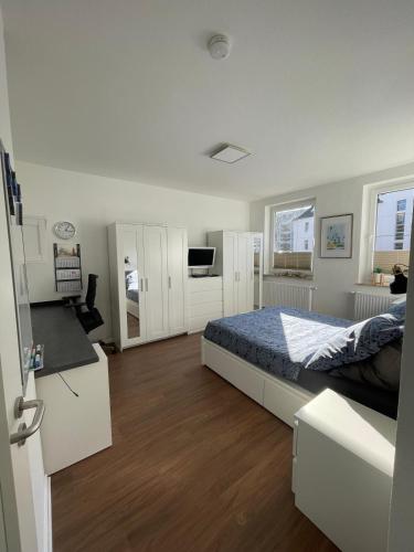 1 dormitorio con 1 cama y cocina. en Zentrale FeWo Küstenglück nah am Deich, en Bremerhaven