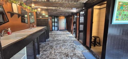 une salle de bain avec deux lavabos et un sol en marbre dans l'établissement YURT in beautiful nature with a lot of privacy, à Troche