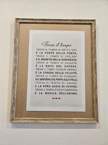 a picture of a poem in a frame on a wall at Sara&Pietro's Home in Diano Marina