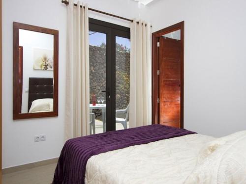 Posteľ alebo postele v izbe v ubytovaní Modern Villa In Los Mojones 4 Bedrooms Large Heated Pool Villa Mojones Puerto Del Carmen
