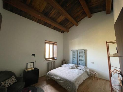 a bedroom with a bed and a window at Agriturismo La Pomifera in Gubbio