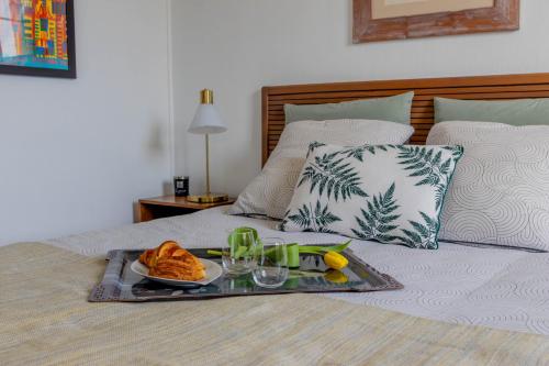 - un plateau/bouilloire sur un lit dans l'établissement L'Intemporel - By PrestiPlace, à Tours