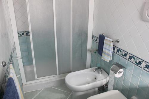 a bathroom with a toilet and a sink at le case dei Pescatori Le coralline in Isola di Gavi