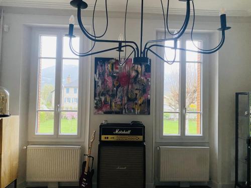 La Villa Madeleine في جوسيير: ثريا في غرفة بها نافذتين