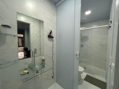Ένα μπάνιο στο Apartamento na Av das Cataratas de 02 quartos