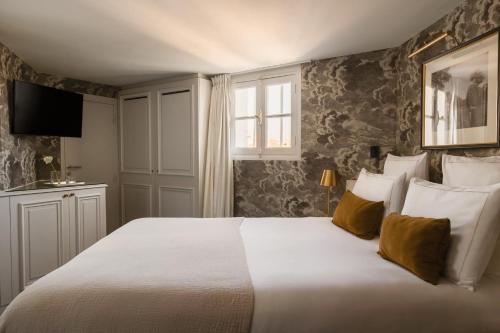 Ένα ή περισσότερα κρεβάτια σε δωμάτιο στο Hôtel Bourgogne & Montana