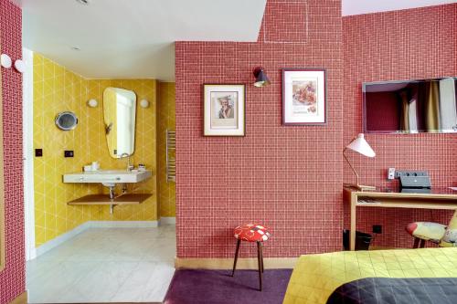 Postel nebo postele na pokoji v ubytování Hôtel Artus