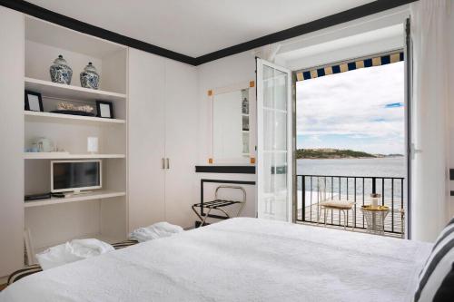Posteľ alebo postele v izbe v ubytovaní Elegant Lozica Villa 4 Bedrooms Villa Dubrovnik Palazio Seafront Villa Beautiful Infinity Pool Dubrovnik