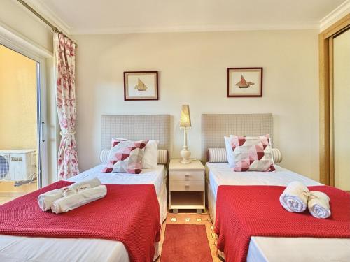 Postel nebo postele na pokoji v ubytování Vilamoura Lovely Beach Stay With Pool by Homing