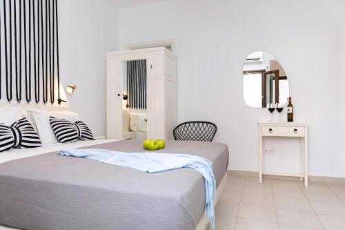 Katil atau katil-katil dalam bilik di Naxos City Center Room Superior Quadruple Room Balcony 200M From St George Beach City Views