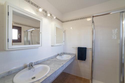 A bathroom at Beautiful Lanzarote Villa 3 Bedrooms Villa Strelitzia South Facing Secluded Private Pool Playa Blanca