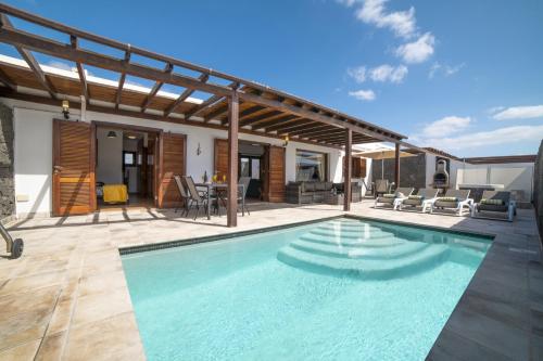 Beautiful Lanzarote Villa 3 Bedrooms Villa Strelitzia South Facing & Secluded Private Pool Playa Blanca