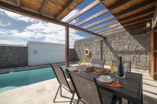 Beautiful Lanzarote Villa 3 Bedrooms Villa Strelitzia South Facing & Secluded Private Pool Playa Blanca