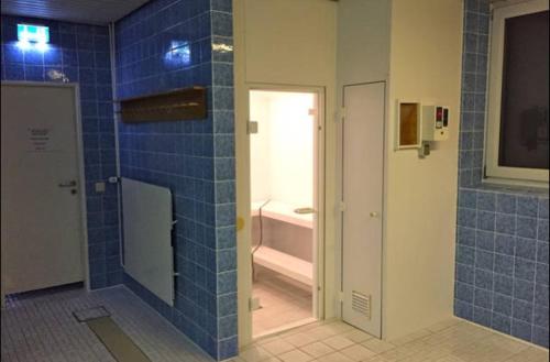 クックスハーフェンにあるStrandloft Cuxhaven im Haus Frauenpreißの青いタイル張りのバスルーム(シャワー、バスタブ付)
