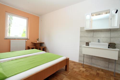 Un pat sau paturi într-o cameră la Hostel Soline