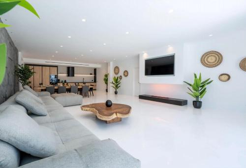 ein Wohnzimmer mit Sofa und Tisch in der Unterkunft Extraordinary Mykonos Villa Villa Shifu 6 Bedrooms Unique Aegean Sea View in Ano Mera