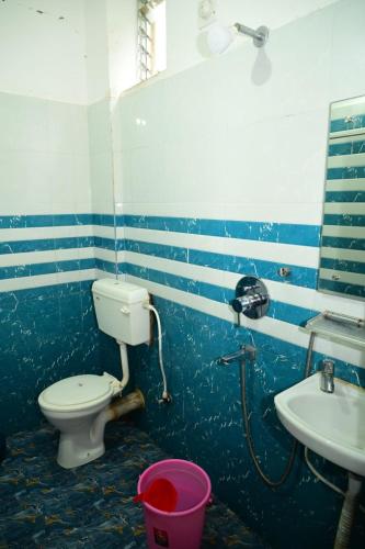 a bathroom with a toilet and a sink at Hotel Near Golden Beach And Temple - Hotel SaSHi Puri, Air-Conditioned-with-wifi-and Parking Facilities in Puri