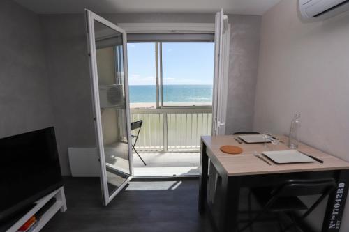 Cette chambre comprend un bureau et offre une vue sur l'océan. dans l'établissement Moderne et lumineux appart face à la mer,, à Saint-Cyprien