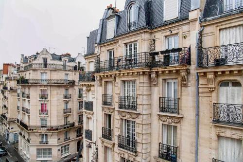 un grand bâtiment avec des balcons sur le côté dans l'établissement Charming and bright near Montmartre, à Paris