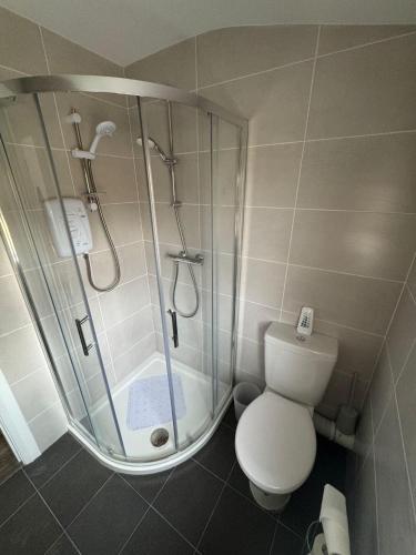 a bathroom with a glass shower and a toilet at Nature Lovers Family Home - 3 Bed 2 Bath in Colthurst Bridge
