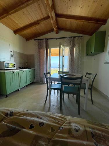 Η κουζίνα ή μικρή κουζίνα στο Isola Rossa Appartamenti Paduledda