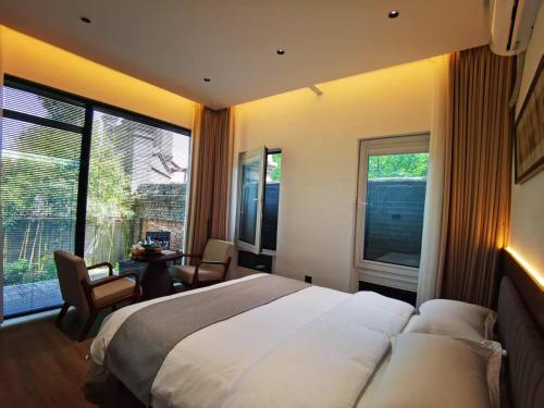 华阴Hua Shan Hidden Spring Exclusive Villa - Entire Private Property 隐泉禅境全栋私邸的一间配有大床和大窗户的卧室