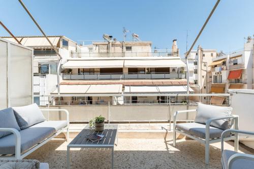 Cozy Penthouse with Balcony