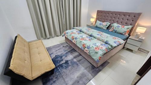 迪拜Fabulous Villa Rooms near Airport的一间带床和椅子的小卧室