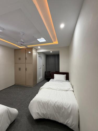 una camera da letto con un letto grande e un soffitto di Qasr اشرف a Skardu