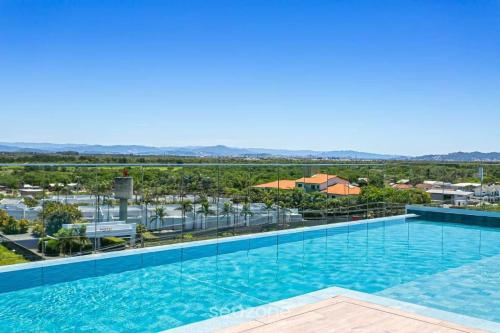uma imagem de uma piscina em um resort em Studios aconchegantes em Floripa - OKA em Florianópolis