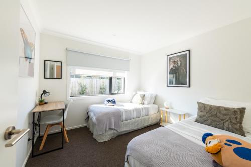 Katil atau katil-katil dalam bilik di Entire New Modern Home in Matamata New Zealand