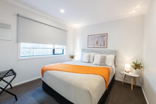 Katil atau katil-katil dalam bilik di Entire New Modern Home in Matamata New Zealand