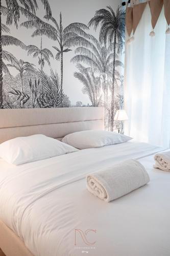 - une chambre avec 2 lits et papier peint de palmiers dans l'établissement Disneyland-Cosy, 8 pers, Parking, Wifi, à Serris