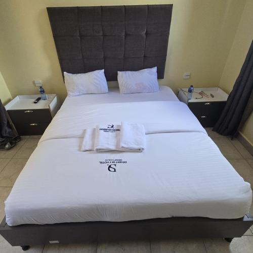 IsioloにあるDesert Sky Hotelのベッド1台(タオル2枚付)