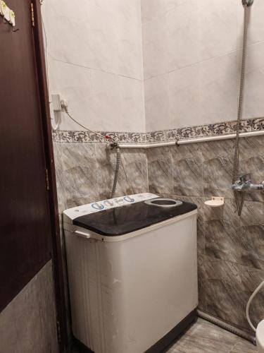 Baño pequeño con aseo en la esquina en الوادي - نسائم صلالة للشقق الفاخرة Nassayem Salalah Al-Wadi, en Salalah
