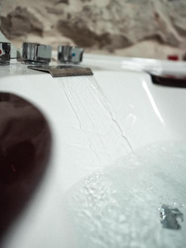 a close up of a white sink with water at I CAVALIERI in Terlizzi