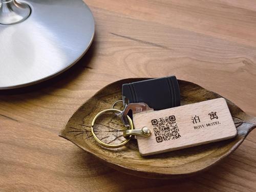 a bunch of keys on a wooden table at 泊寓 boyü in Lugang