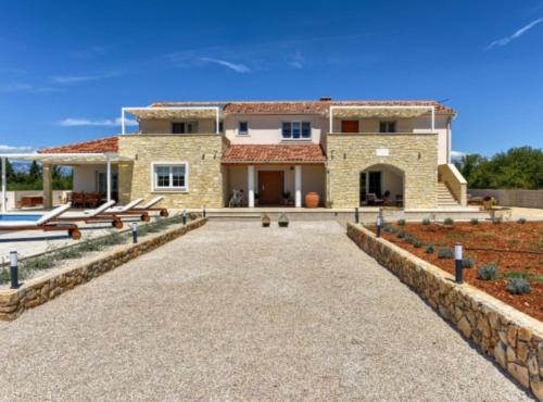 Rustic Villa Perosa With Heated Pool