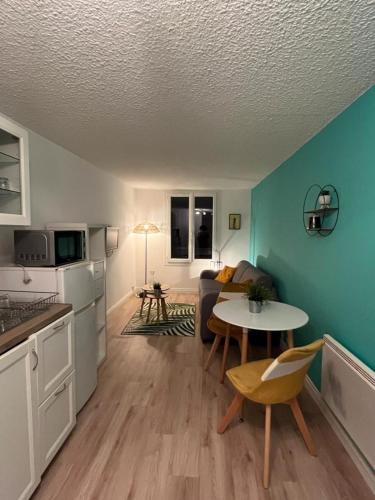- un salon avec une cuisine et une table dans une pièce dans l'établissement Comfortable Studio Near The Old Port!, à Marseille