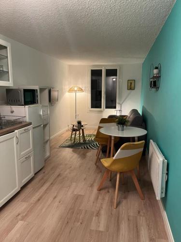 une cuisine et un salon avec une table et des chaises dans l'établissement Comfortable Studio Near The Old Port!, à Marseille