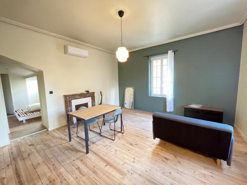 un salon avec une table et un canapé dans l'établissement Studio rénové dans une charmante résidence, à Saint-Étienne