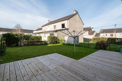 - un panier de basket dans la cour d'une maison dans l'établissement Le Théodora - Balcon - Jardin - Parking, au Mans
