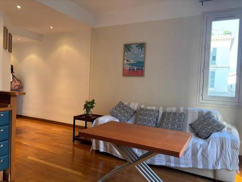 un salon avec un canapé et une table dans l'établissement Nice Signature Halévy, à Nice