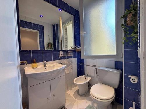 une salle de bain avec des toilettes blanches et un lavabo dans l'établissement Nice Signature Halévy, à Nice
