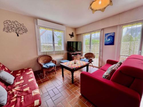 Photo de la galerie de l'établissement Appartement T3 à Quiberon avec terrasse et jardin, quartier calme, proche plage et centre, 6 pers. - FR-1-478-201, à Quiberon