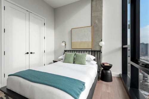 Postel nebo postele na pokoji v ubytování Avenir West Loop Penthouses with Iconic City Views