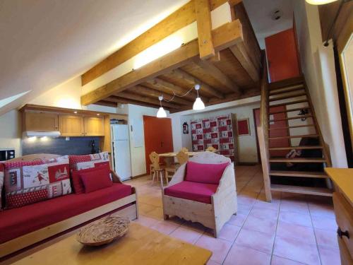 un salon avec un canapé rouge et une table dans l'établissement Duplex 2P avec Balcon, Parking et Casiers à Ski - FR-1-504-686, à Uvernet