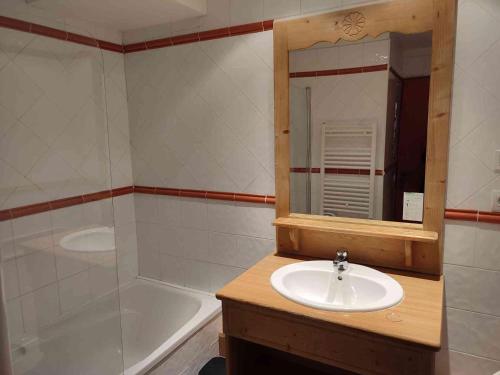 une salle de bain avec un lavabo, un miroir et une baignoire dans l'établissement Duplex 2P avec Balcon, Parking et Casiers à Ski - FR-1-504-686, à Uvernet