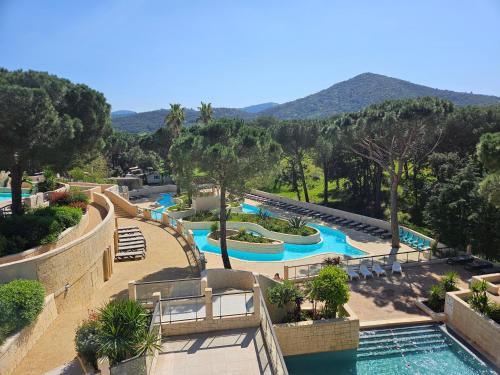une vue aérienne d'une piscine dans un complexe hôtelier dans l'établissement Mobil home climatisé 6 pers, au Muy